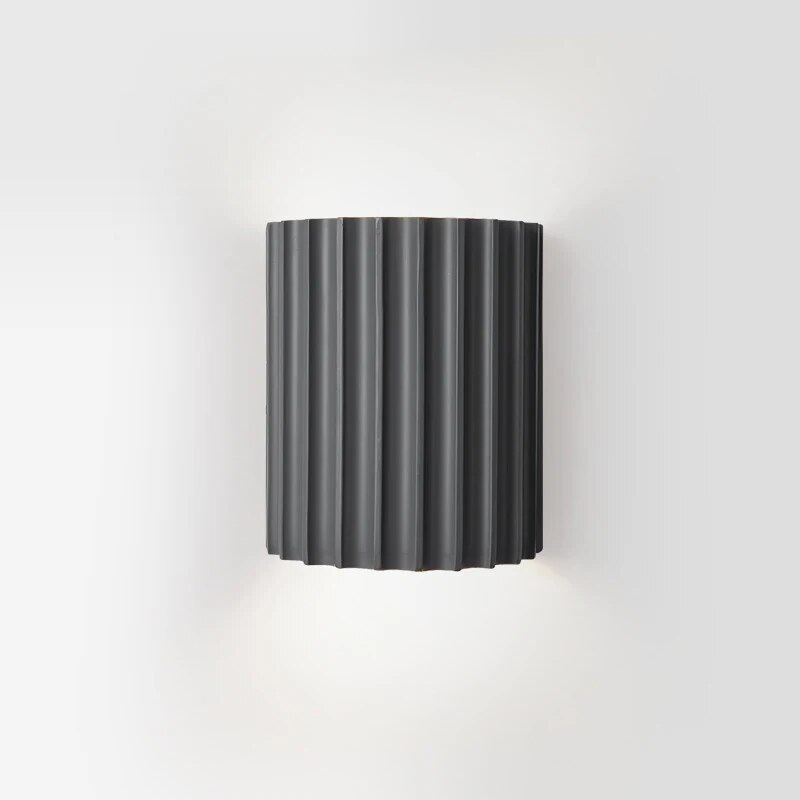 Nowoczesna prążkowana lampa ścienna, równomierne światło skierowane w górę i w dół