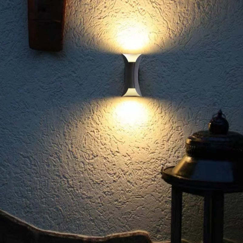 Moderní LED nástěnné svítidlo se zakřivenou siluetou, venkovní lampa