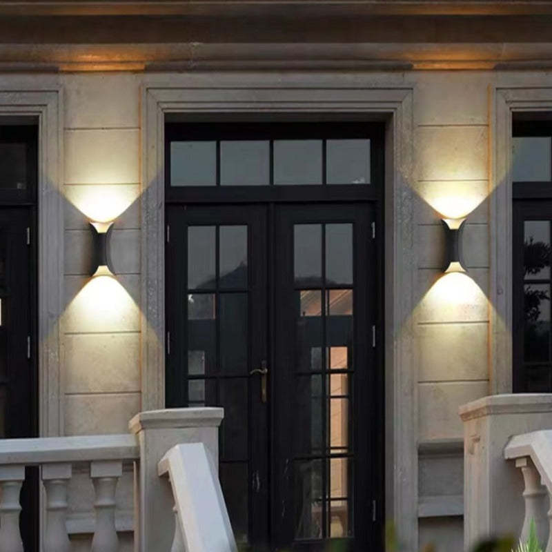 Moderní LED nástěnné svítidlo se zakřivenou siluetou, venkovní lampa