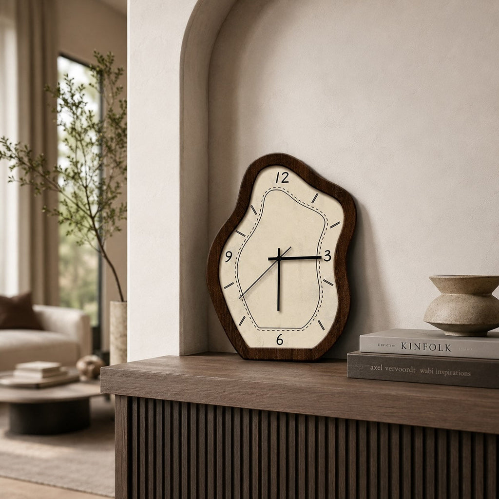 Orologio da parete vintage in legno con design a pendolo intagliato, display analogico e meccanismo al quarzo alimentato a batteria | ribuella