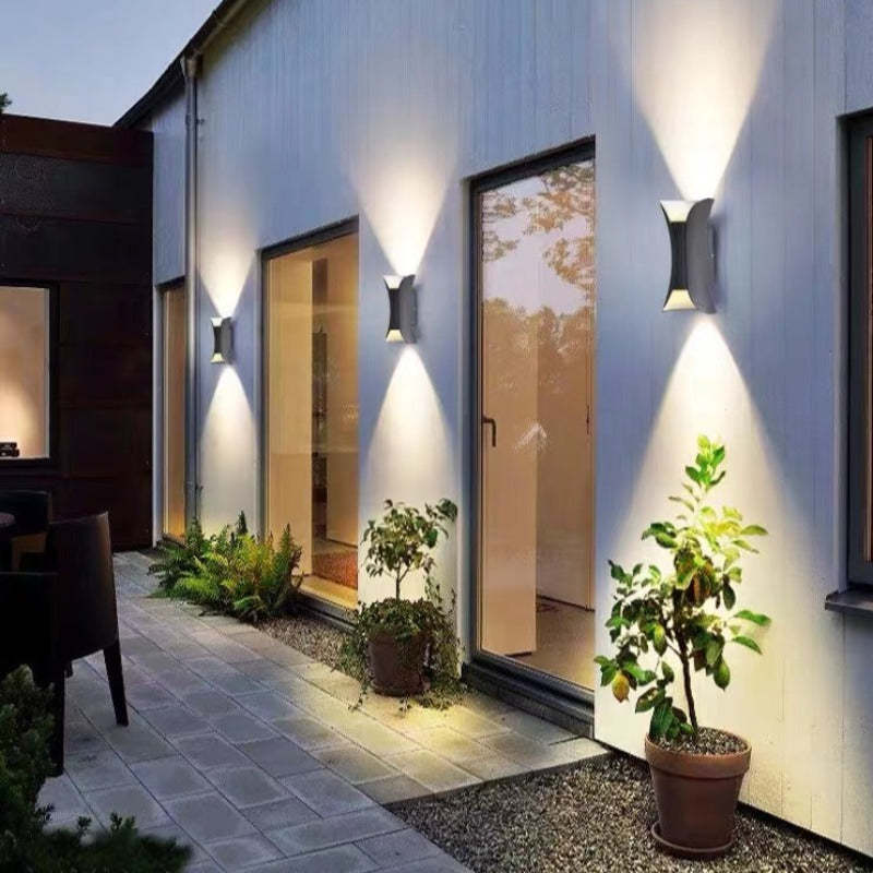 Moderne led-wandlamp met gebogen silhouet voor buiten