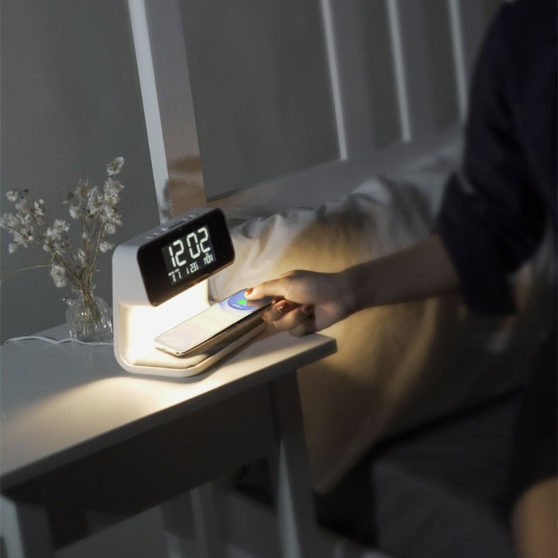 3 az 1-ben digitális LED-kijelzős ébresztőóra, Qi vezeték nélküli töltőállomás és éjjeli lámpa