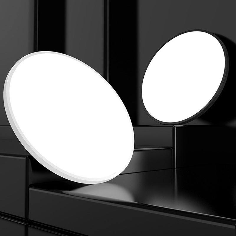 Rund loftslampe til planmontering - slankt design og kraftig belysning