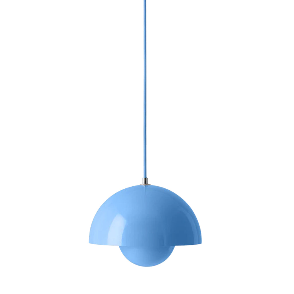 Minimalistische hangende plafondlamp met strakke lijnen en gelijkmatige verlichting