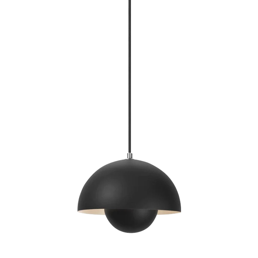 Minimalistische hangende plafondlamp met strakke lijnen en gelijkmatige verlichting
