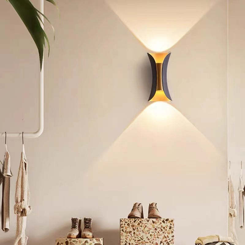 Moderní LED nástěnné svítidlo se zakřivenou siluetou, venkovní lampa