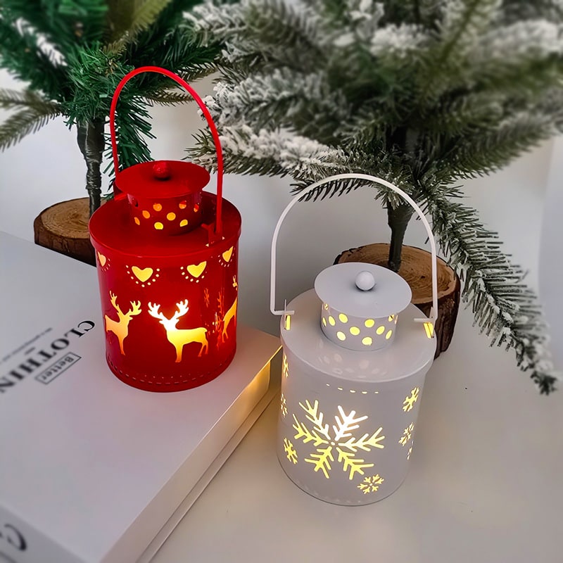Julelykt i metall med LED-utsparingspaneler, reinsdyr- og snøfnuggdekor