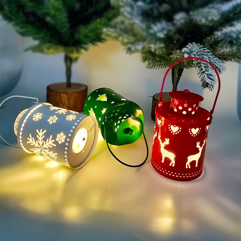Julelykt i metall med LED-utsparingspaneler, reinsdyr- og snøfnuggdekor