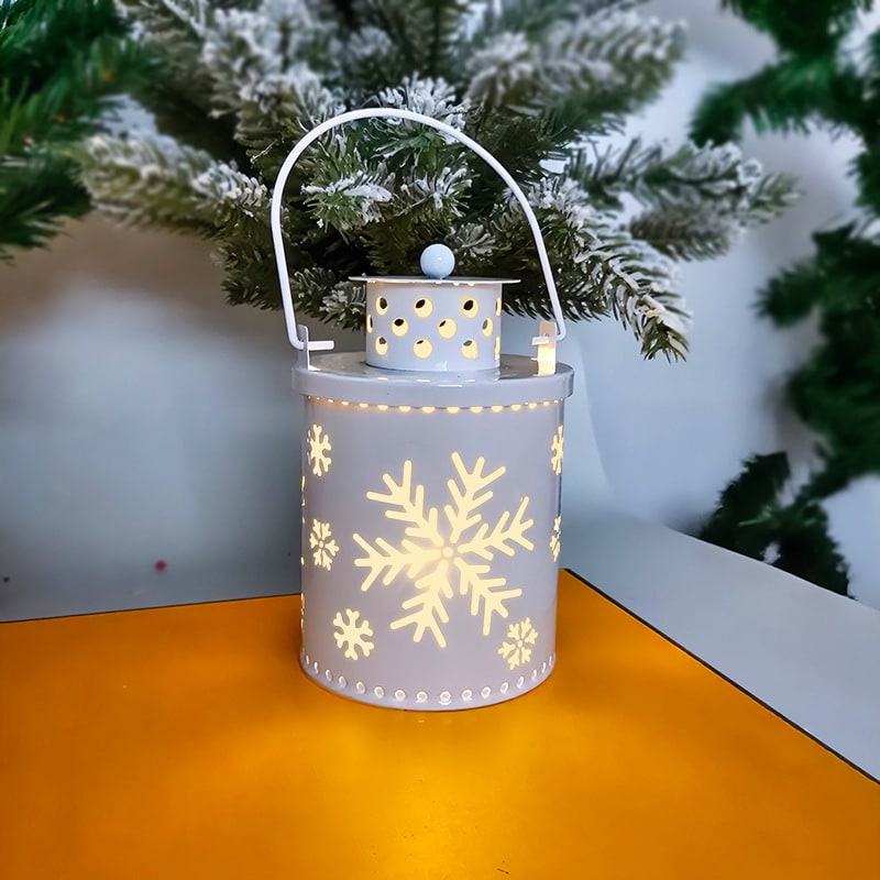 Julelykt i metall med LED-utsparingspaneler, reinsdyr- og snøfnuggdekor