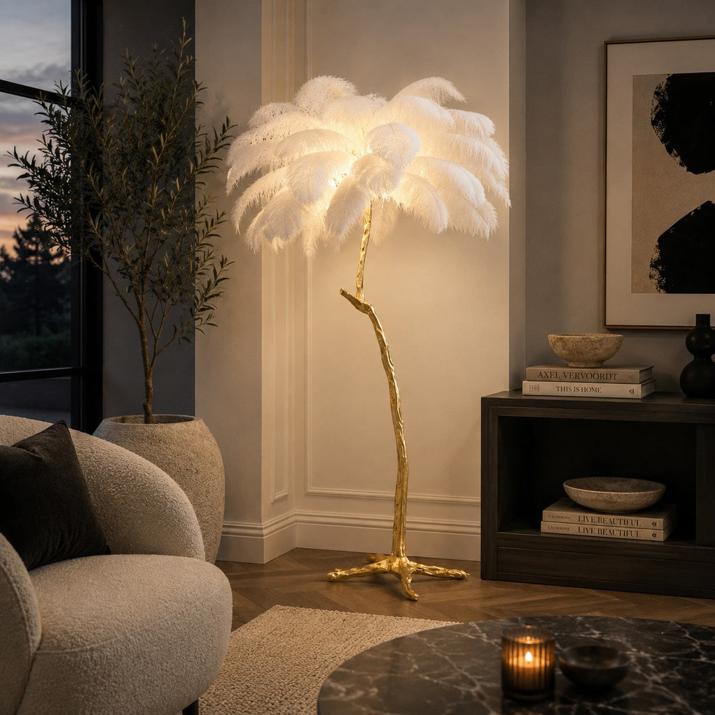 Moderní stojací lampa s měděnou základnou a pravým pštrosím peřím pro měkké ambientní osvětlení | ribuella
