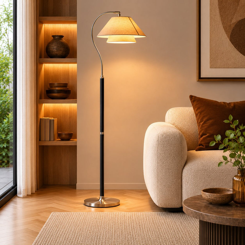 Moderní černá stojací lampa s nastavitelnou výškou, kovovou základnou a energeticky úsporným LED světlem | ribuella