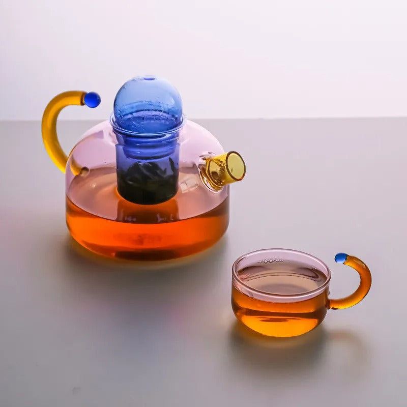 Te-bryggesæt i gennemsigtigt design med tekande og krus i urbant design