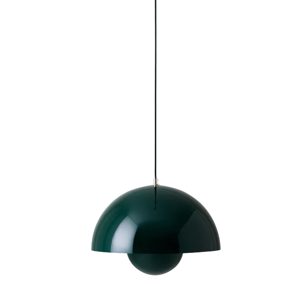 Minimalistische hangende plafondlamp met strakke lijnen en gelijkmatige verlichting
