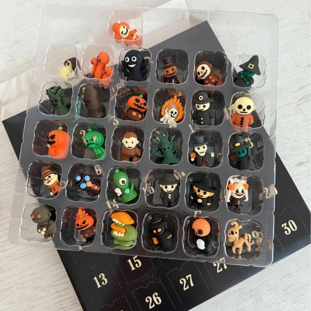 Kalendarz adwentowy na Halloween - pudełko odliczające z perforowanymi drzwiczkami i miniaturowymi figurkami zabawek