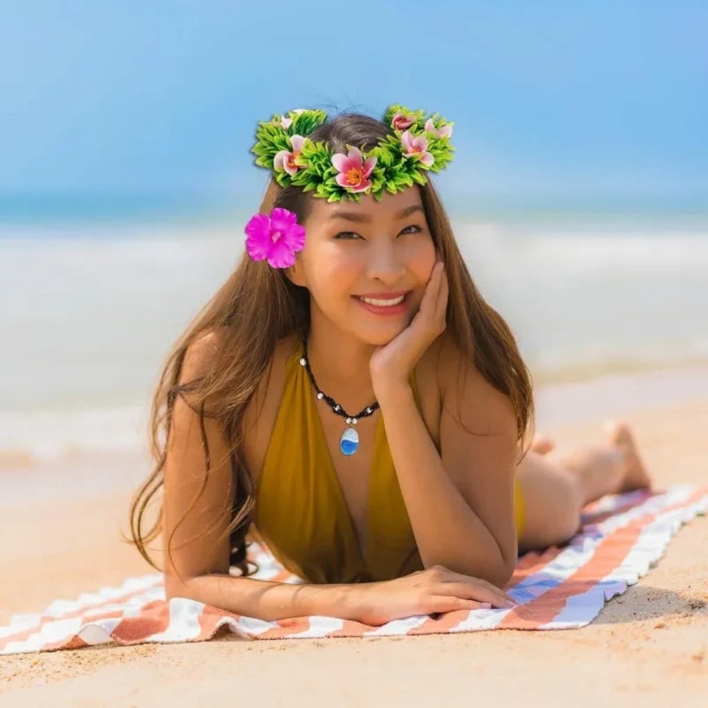 Trooppinen kukkaseppele- ja helmikaulakorusetti, vaaleanpunainen hibiskus, lehtimäinen pohja