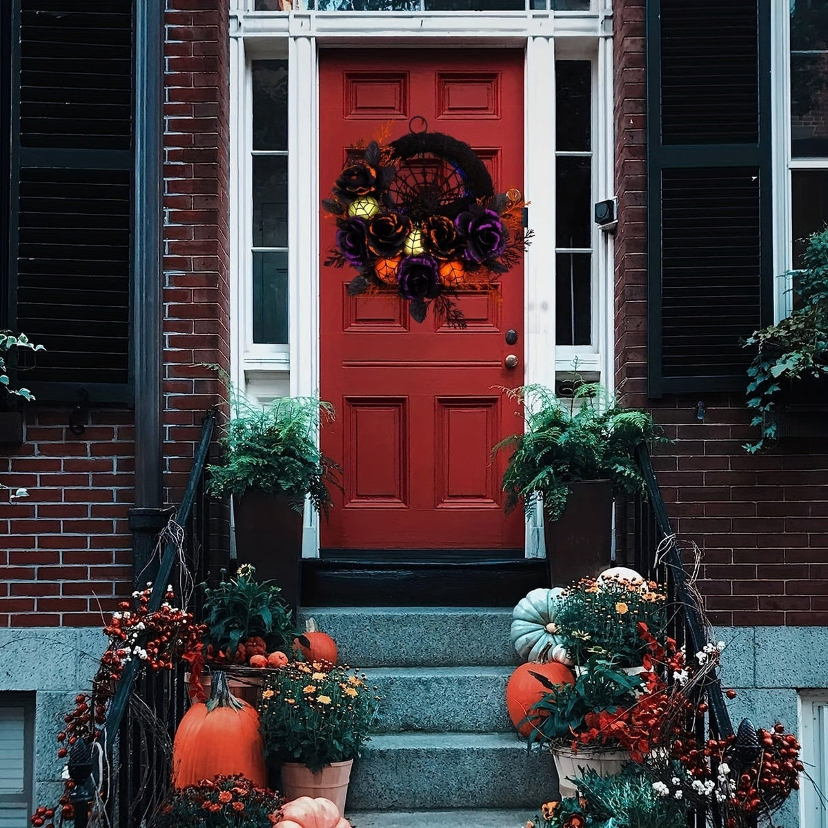 Dørkrans til Halloween - svarte roser, edderkoppnett i midten og glitterpynt