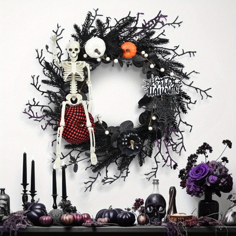Halloween ajtókoszorú töklámpásokkal és csontváz témájú dekorációval