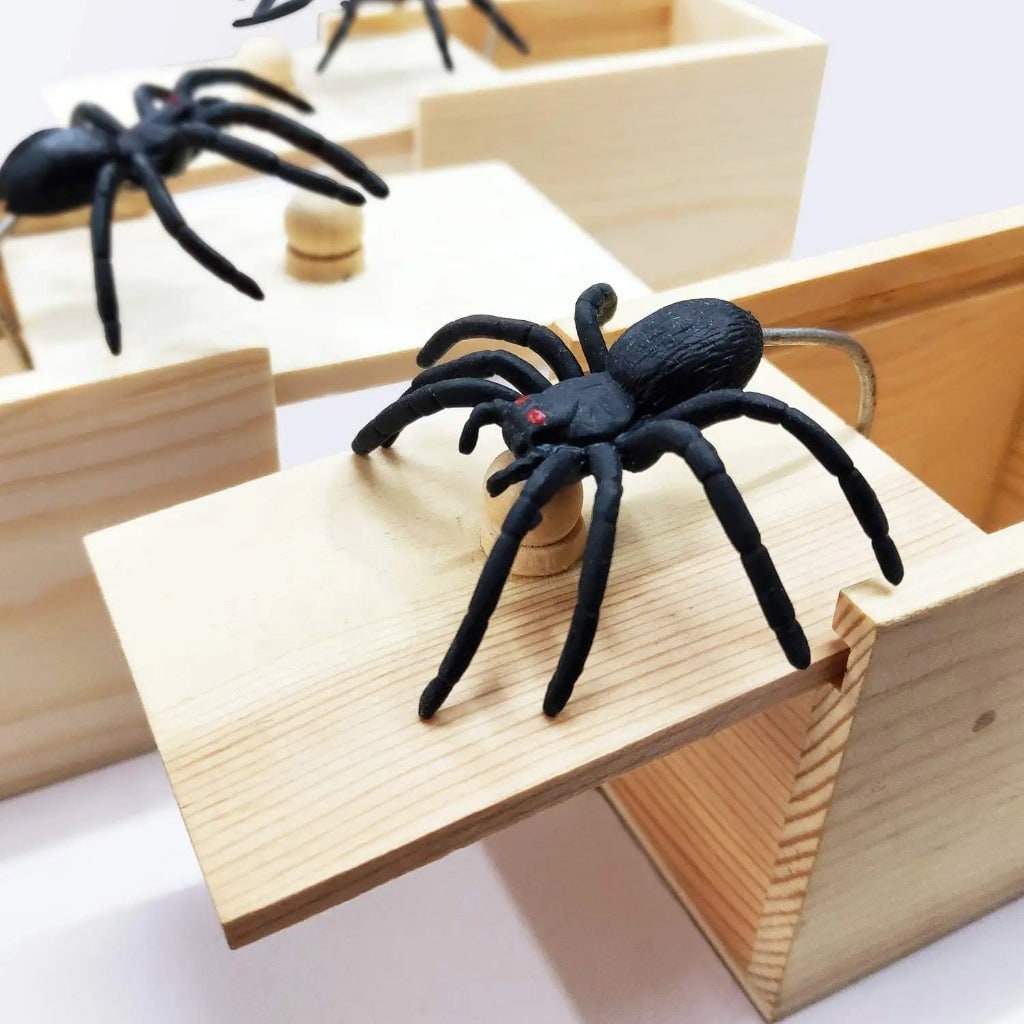 Rugós tréfás pókos doboz - kiugró meglepetéssel, halloweenes tréfás ajándék