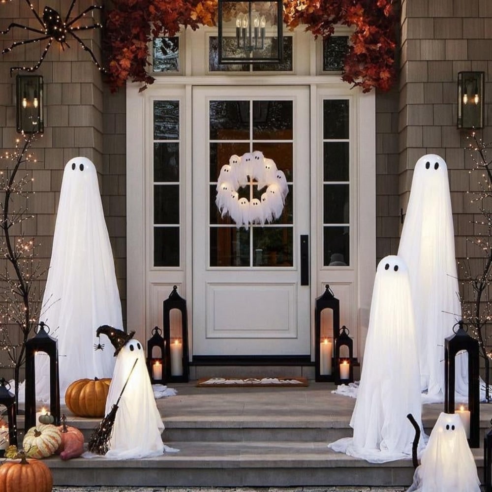 Coroa de fantasmas de Halloween com doze figuras LED luminosas expostas sobre um fundo de gaze preta