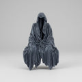 Gesichtslose Statue eines verhüllten Sensenmanns, Halloween-Dekoration aus geformtem Kunstharz
