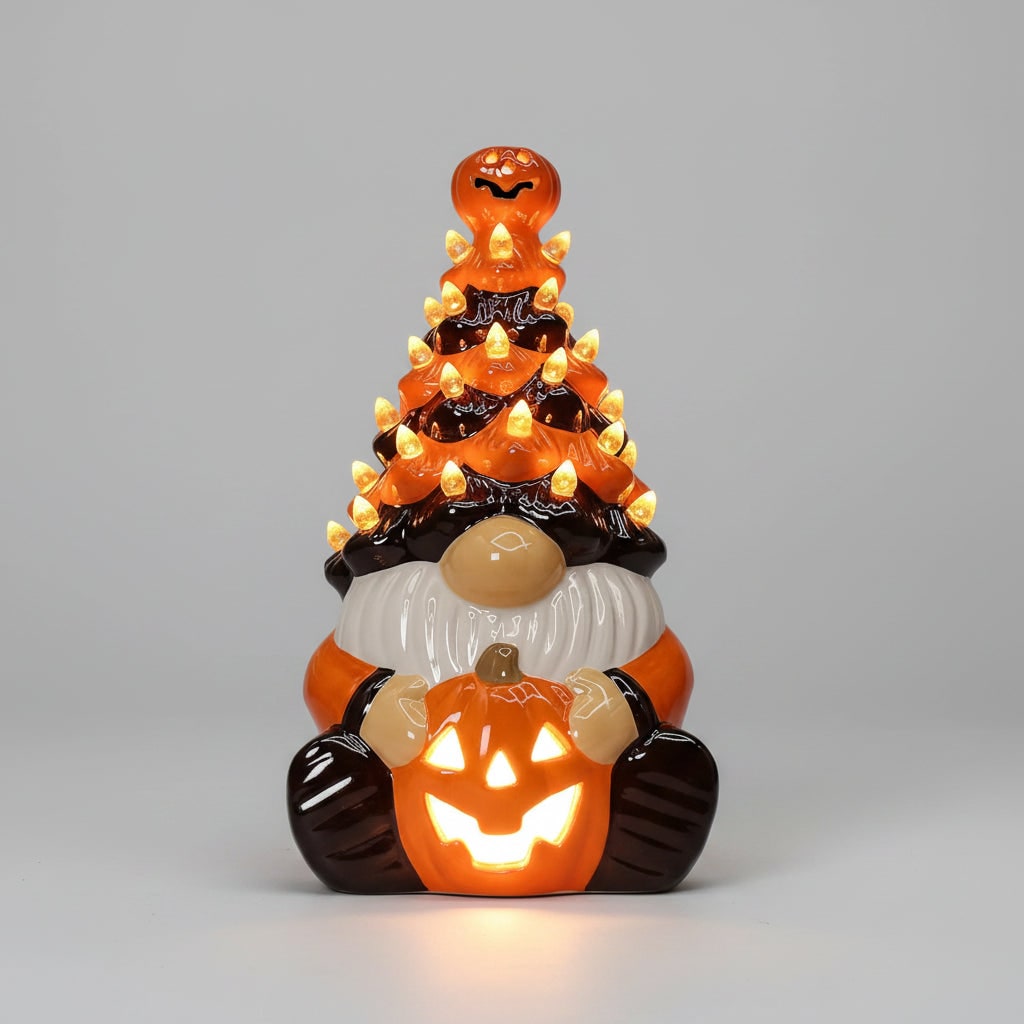 Figurine lumineuse en céramique représentant un gnome d’Halloween tenant une citrouille-lanterne sculptée
