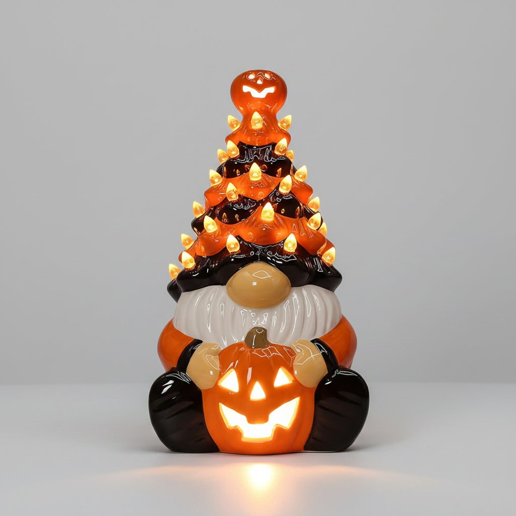 Figurine lumineuse en céramique représentant un gnome d’Halloween tenant une citrouille-lanterne sculptée