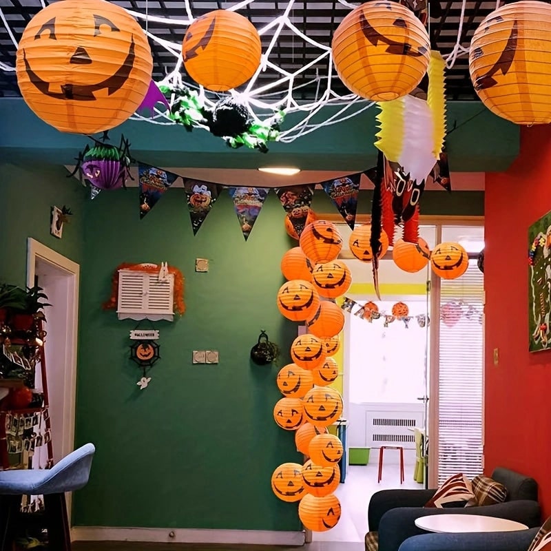 12 papierowych wiszących lampionów w kształcie dyni, z klasycznymi halloweenowymi twarzami Jack-o’-lantern