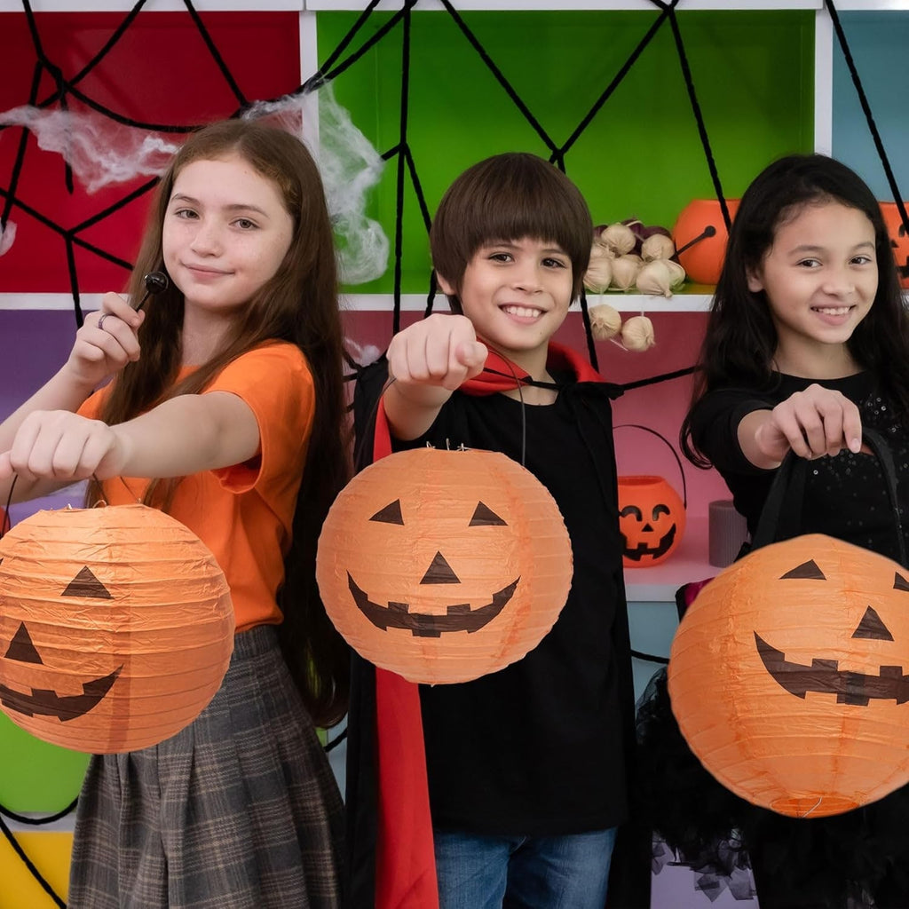 12 papierowych wiszących lampionów w kształcie dyni, z klasycznymi halloweenowymi twarzami Jack-o’-lantern