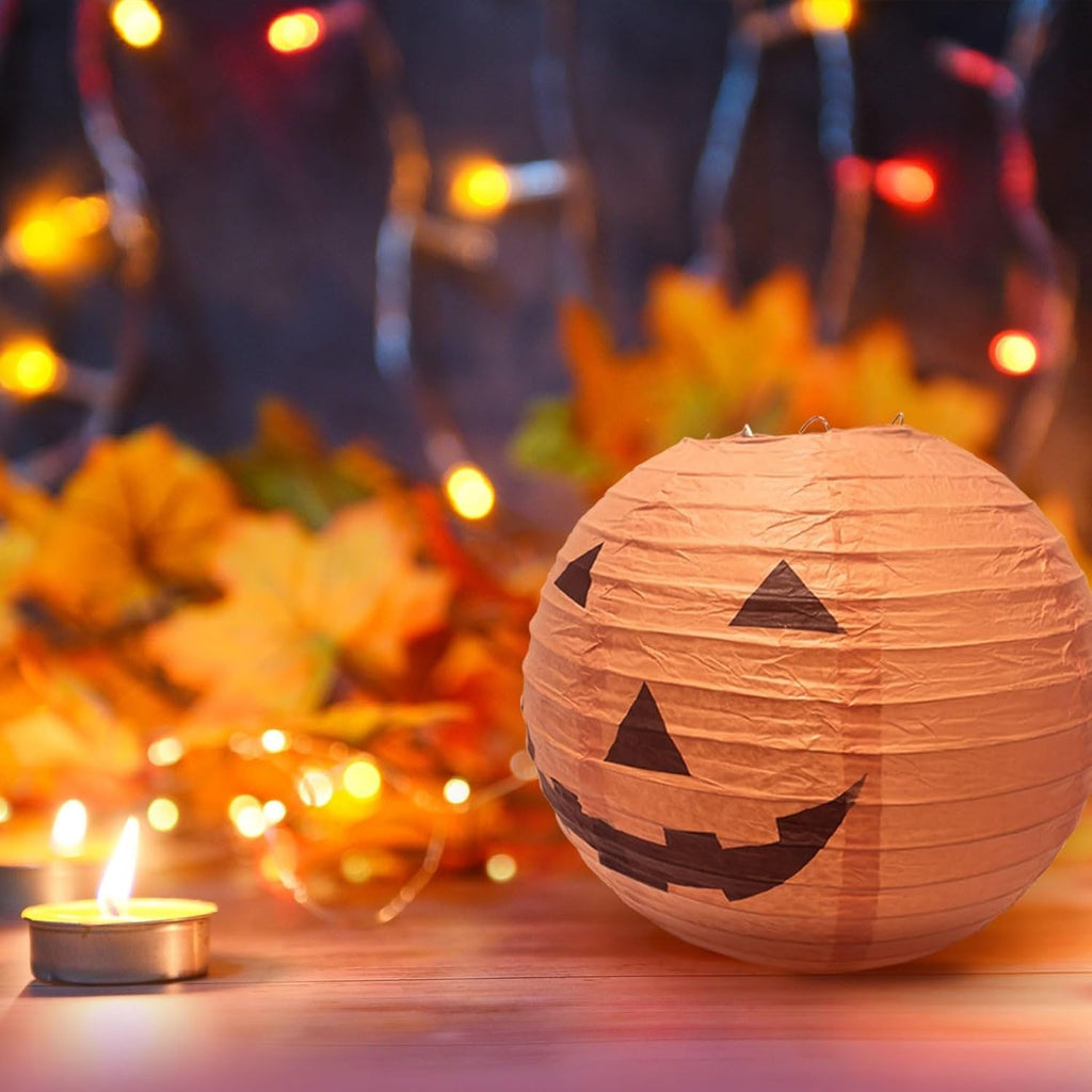 12 papierowych wiszących lampionów w kształcie dyni, z klasycznymi halloweenowymi twarzami Jack-o’-lantern