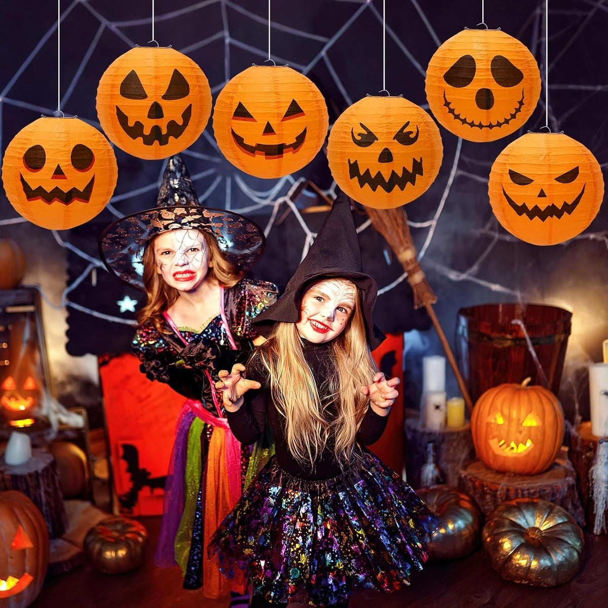 12 papierowych wiszących lampionów w kształcie dyni, z klasycznymi halloweenowymi twarzami Jack-o’-lantern