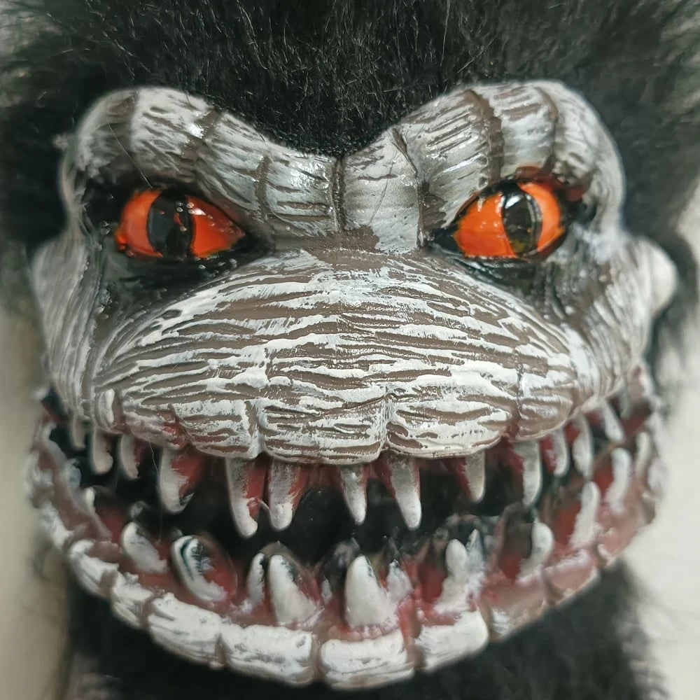 Puha halloweeni szörny plüssállat - fényes narancssárga szemekkel és éles fogakkal