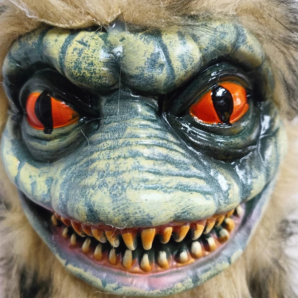Puha halloweeni szörny plüssállat - fényes narancssárga szemekkel és éles fogakkal