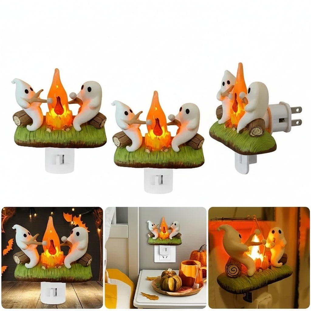 Wtykowa lampka nocna LED z duchem przy ognisku na Halloween - scena z pieczeniem pianki marshmallow
