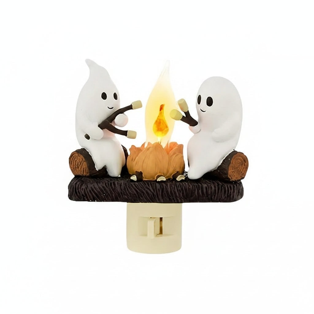 Wtykowa lampka nocna LED z duchem przy ognisku na Halloween - scena z pieczeniem pianki marshmallow