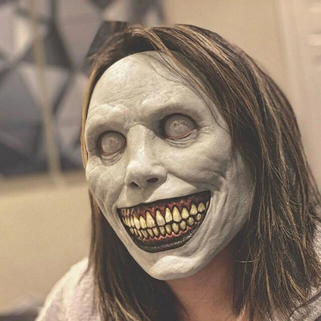 Fenyegető halloweeni démonmaszk éles sárga fogakkal, horrorarcos kellék