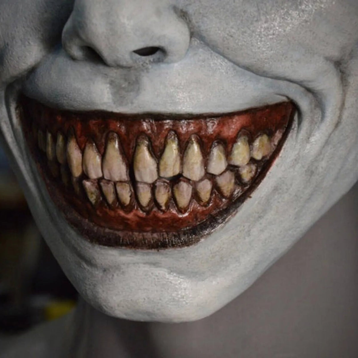 Fenyegető halloweeni démonmaszk éles sárga fogakkal, horrorarcos kellék