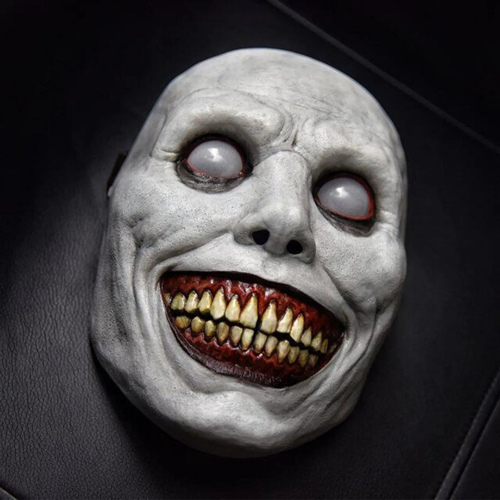 Fenyegető halloweeni démonmaszk éles sárga fogakkal, horrorarcos kellék