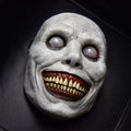 Fenyegető halloweeni démonmaszk éles sárga fogakkal, horrorarcos kellék