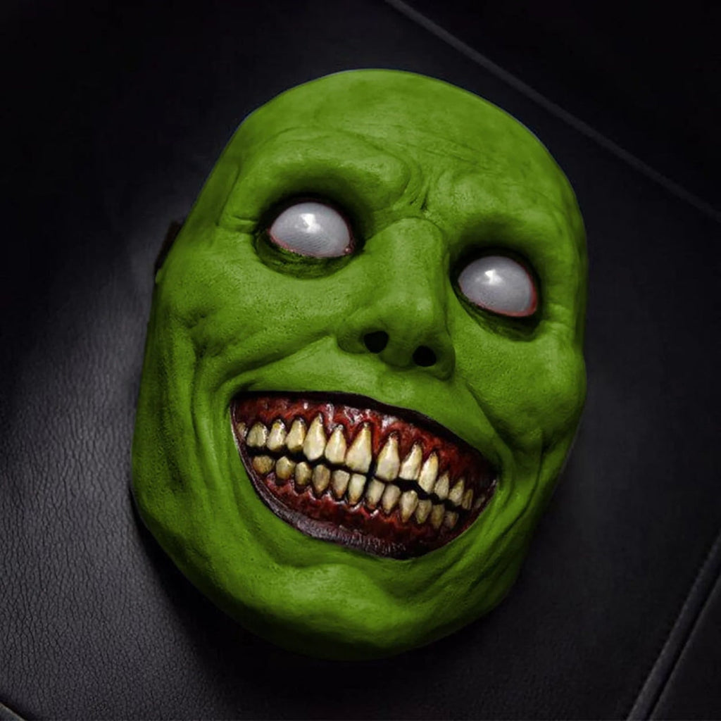 Fenyegető halloweeni démonmaszk éles sárga fogakkal, horrorarcos kellék