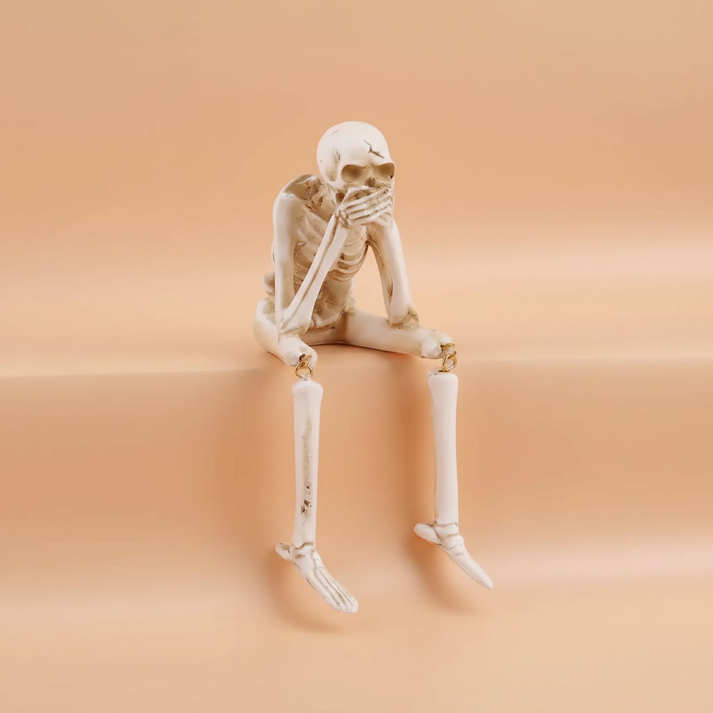 Halloween-i csontvázpolcdísz-szett, 3 darabos — lelógó lábak, hátborzongató pózok