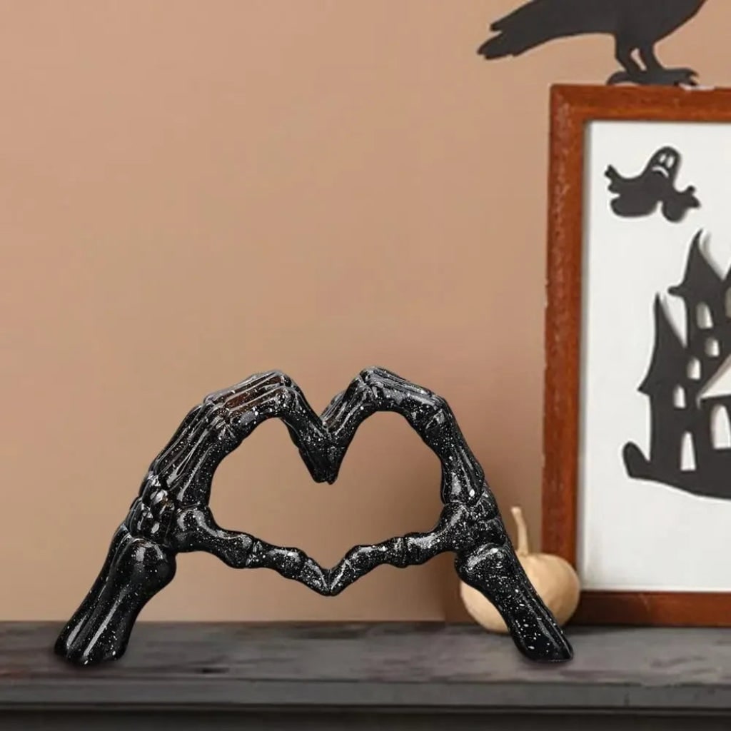 Mãos de esqueleto a formar um coração, decoração de Halloween - figura com acabamento envelhecido