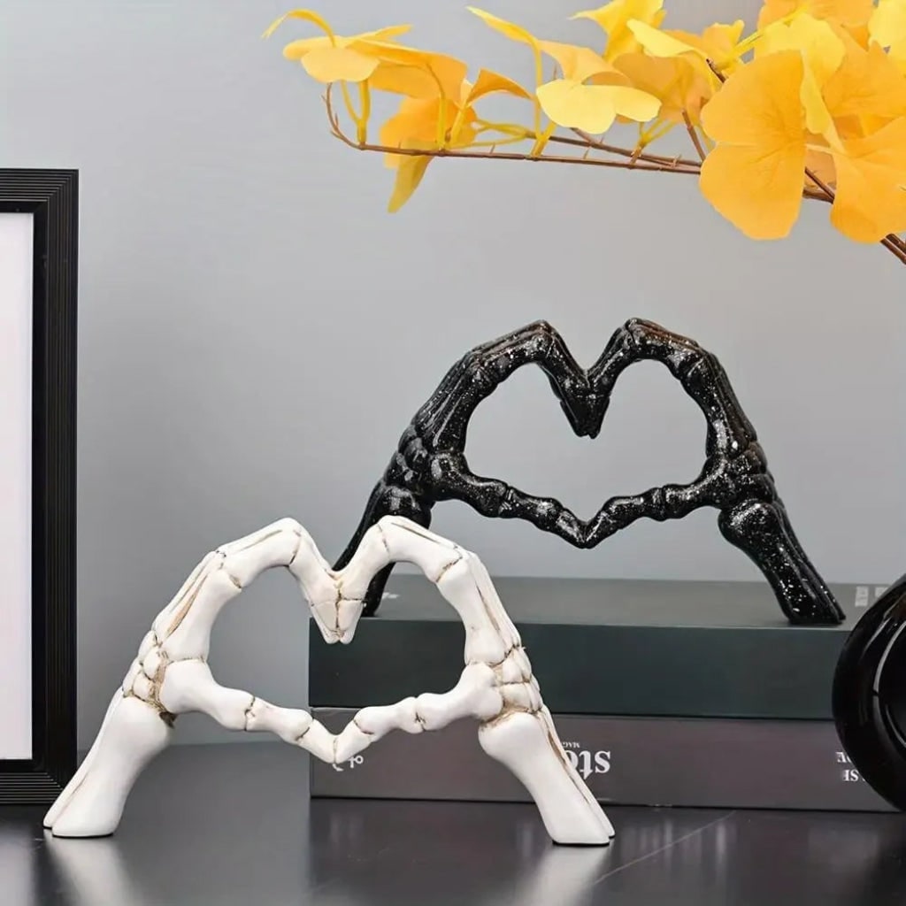 Mãos de esqueleto a formar um coração, decoração de Halloween - figura com acabamento envelhecido