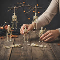 Miniaturowe matowe plastikowe ruchome figurki szkieletów na Halloween