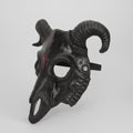 Halloween-maske med geiteskalle, horn, opp-ned-kors-emblem og detaljer med beinstruktur