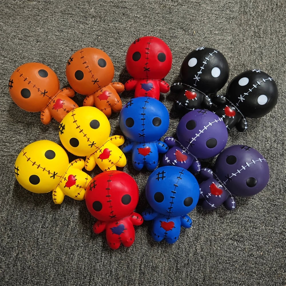 Pomalu se nafukující voodoo panenka - mačkací halloweenská hračka s prošitými detaily