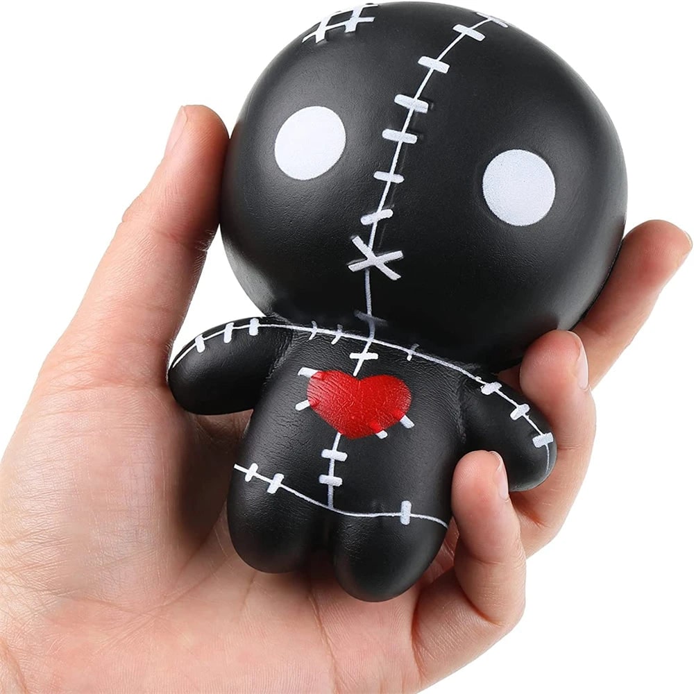 Pomalu se nafukující voodoo panenka - mačkací halloweenská hračka s prošitými detaily