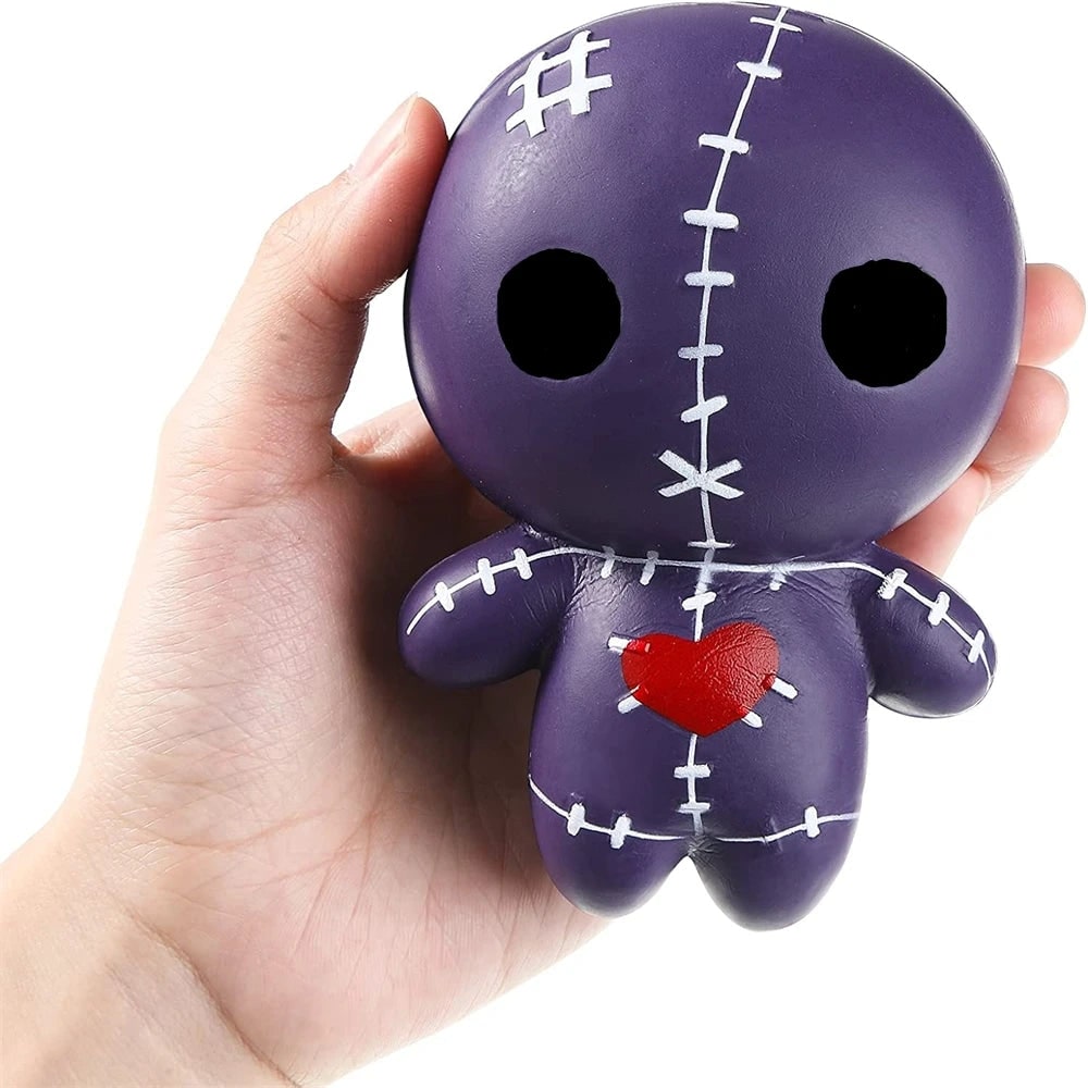 Pomalu se nafukující voodoo panenka - mačkací halloweenská hračka s prošitými detaily