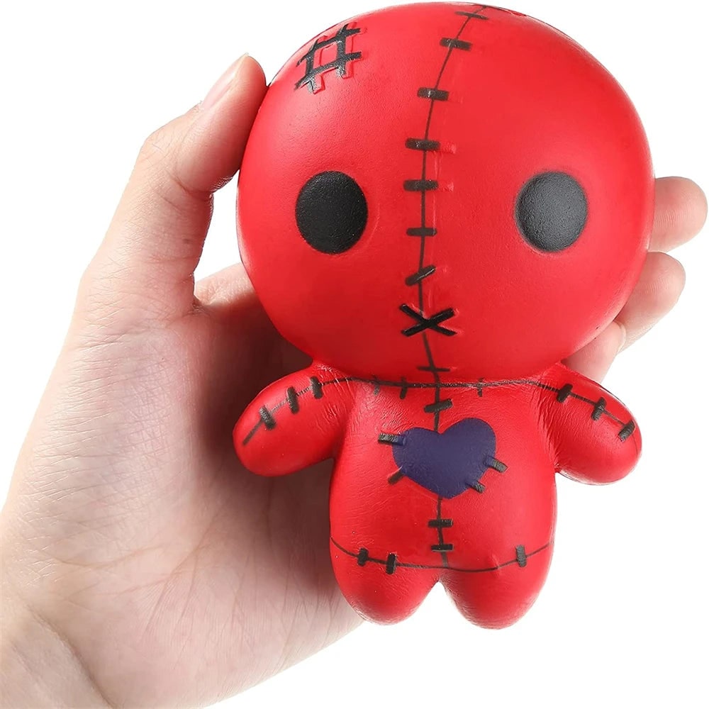 Pomalu se nafukující voodoo panenka - mačkací halloweenská hračka s prošitými detaily