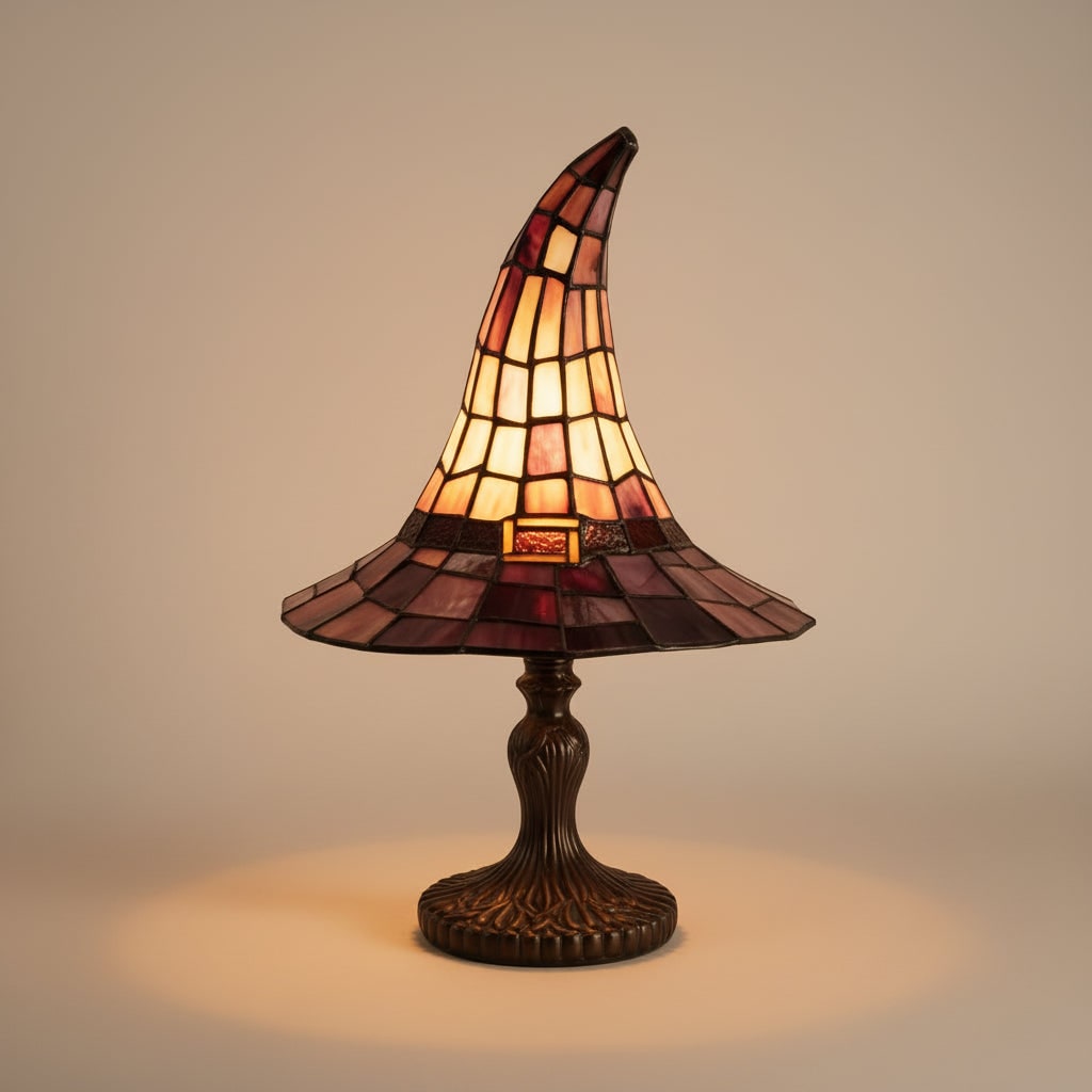 Lampa stołowa z witrażowym kloszem w stylu Tiffany'ego — abażur w kształcie kapelusza wiedźmy na Halloween