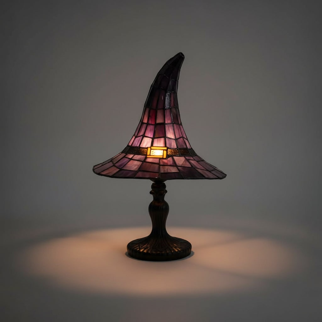 Lampa stołowa z witrażowym kloszem w stylu Tiffany'ego — abażur w kształcie kapelusza wiedźmy na Halloween
